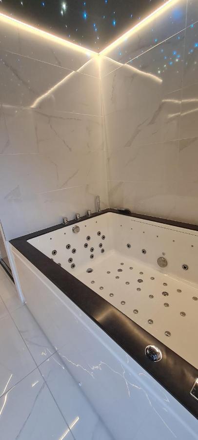 Le Sainte Jeanne Hotel Cormeilles-en-Vexin Kültér fotó